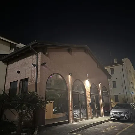 Con Parcheggio Comodo Апартаменты Болонья