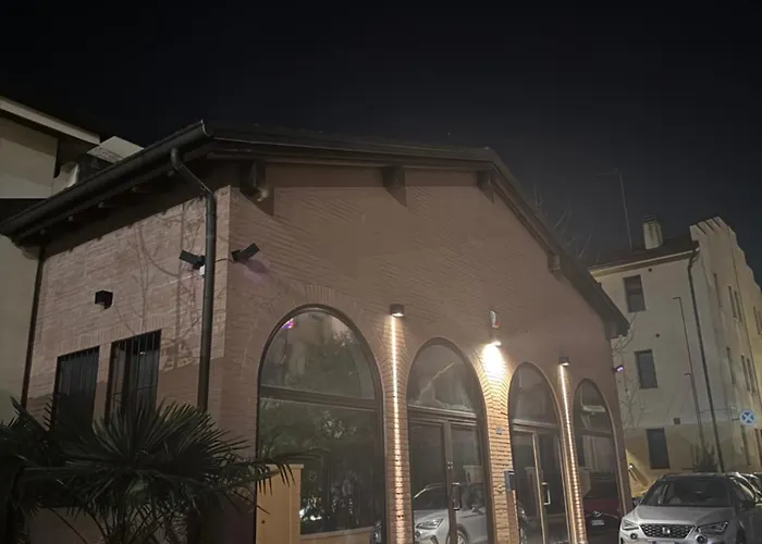 Con Parcheggio Comodo Lägenhet Bologna